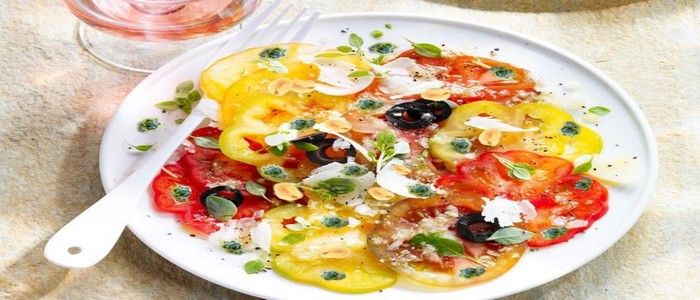 Idée recette: Carpaccio de tomates anciennes au pistou et olives
